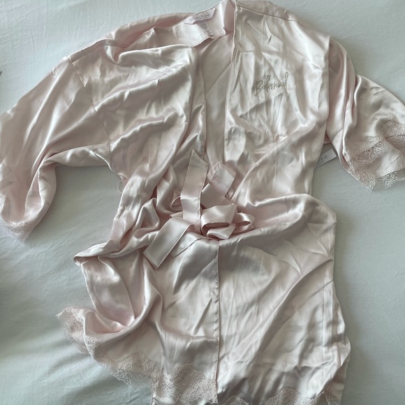 Flounce Satin Robe - Faint Pink W/"Bridesmaid" - Picture 4 of 8